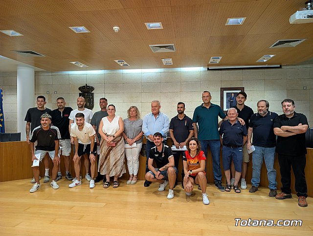 Deportes firma convenios de colaboraci�n con 16 clubes o entidades deportivas de Totana para la utilizaci�n de instalaciones p�blicas municipales y la promoci�n del deporte de base y competici�n