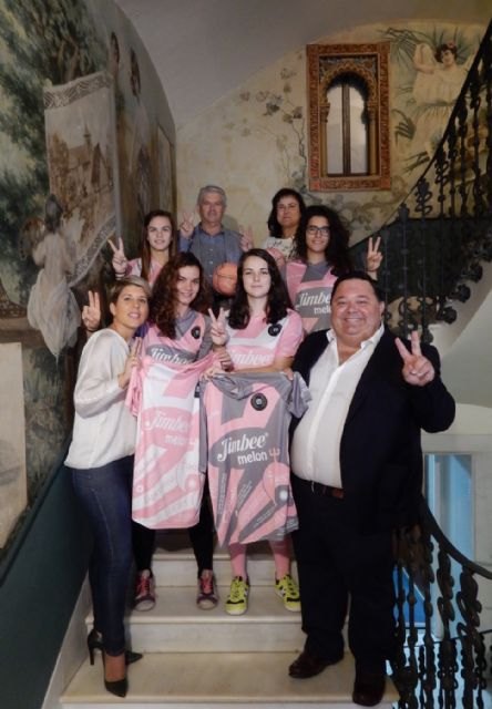 El apoyo a las víctimas del cáncer de mama y la concienciación social ´salen a la pista´ con la camiseta especial del Jimbee Roldán - 2, Foto 2