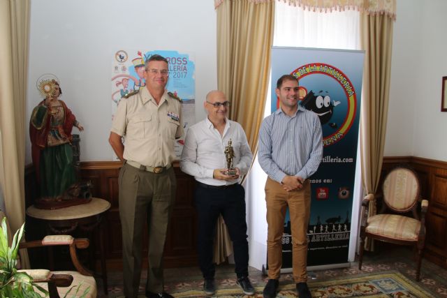 Entrega del premio del concurso del cartel anunciador del Cross de la Artillería - 1, Foto 1