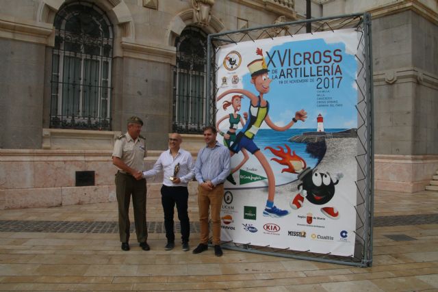 Entrega del premio del concurso del cartel anunciador del Cross de la Artillería - 2, Foto 2