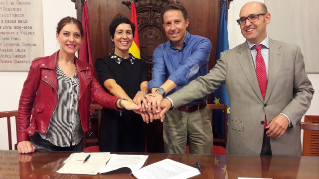 Ayuntamiento y Obra Social La Caixa firman un convenio para seguir desarrollando en el municipio actividades que lleven a los mayores hacia un envejecimiento activo - 1, Foto 1