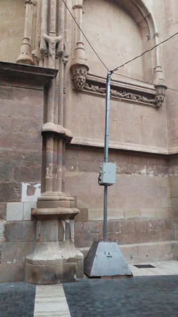 Huermur denunciará al Ayuntamiento si no retira los cables y postes eléctricos de las fachadas de la Catedral - 1, Foto 1