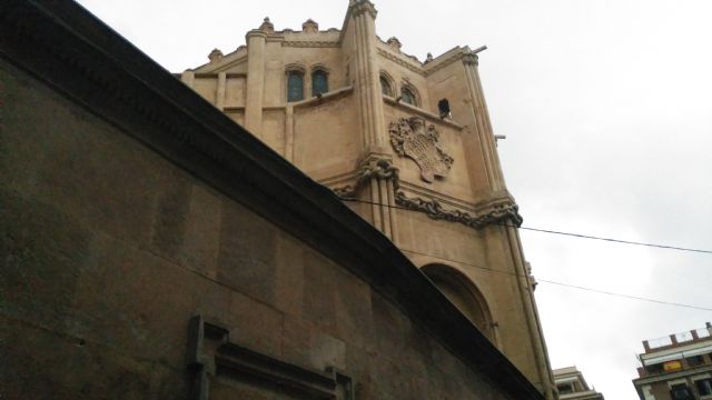 Huermur denunciará al Ayuntamiento si no retira los cables y postes eléctricos de las fachadas de la Catedral - 3, Foto 3