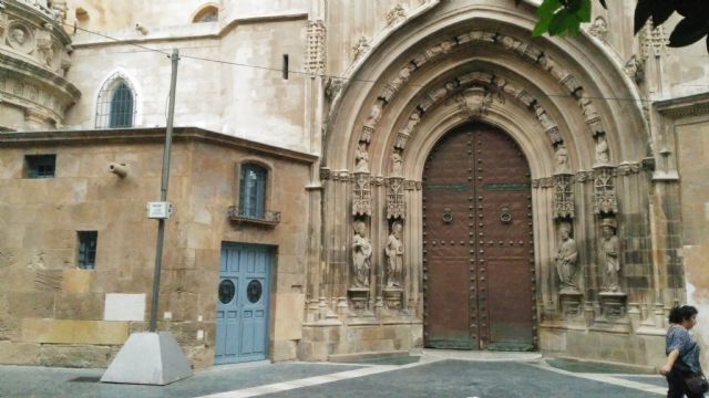 Huermur denunciará al Ayuntamiento si no retira los cables y postes eléctricos de las fachadas de la Catedral - 4, Foto 4