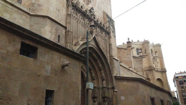 Huermur denunciará al Ayuntamiento si no retira los cables y postes eléctricos de las fachadas de la Catedral - 5, Foto 5