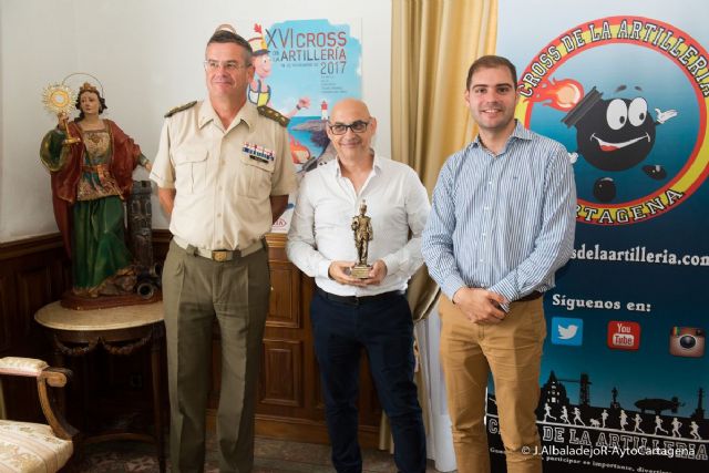 Cristobal Aguilo recibe el premio por el cartel anunciado del XVI Cross de Artilleria - 1, Foto 1