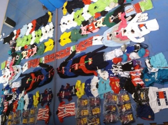 Policia Local de Cartagena decomisa 88 productos de imitacion en Heroes de Cavite - 1, Foto 1