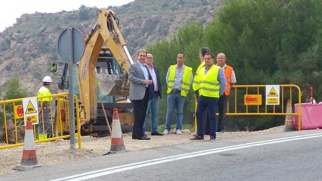 La Comunidad inicia la construcción de una semiglorieta en Ojós para mejorar la parada y el acceso de autobuses al cementerio municipal - 1, Foto 1