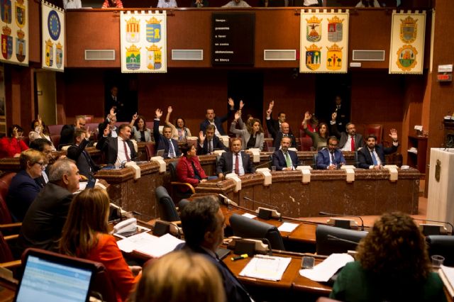 Víctor Martínez: El PP trabaja las leyes con quienes crean empleo mientras PSOE y Podemos negocian en las cárceles con independentistas - 2, Foto 2