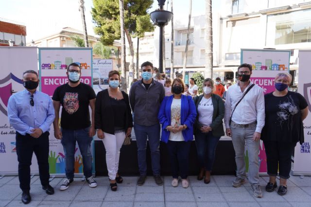 La 1ª teniente-alcalde y el concejal de Participación Ciudadana inauguran la I Feria de Asociaciones de Los Alcázares - 2, Foto 2