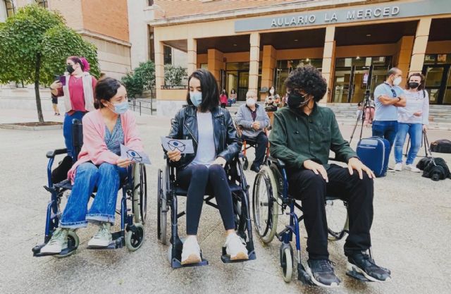 Estudiantes de la UMU se ponen en la piel de personas con discapacidad en una gymkhana que evalúa la accesibilidad de la información pública - 1, Foto 1