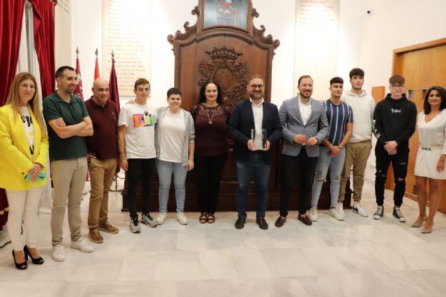 Miembros de la Corporación municipal reciben a los estudiantes del IES Príncipe de Asturias ganadores del Concurso de Conocimientos Financieros 'Finanzas para todos' - 1, Foto 1