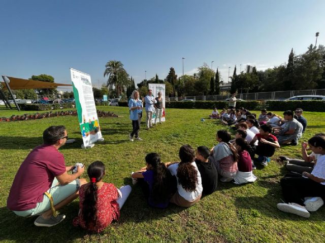 Escolares de CEIP Barriomar 74 apadrinan el jardín de La Molinera con la plantación de arbustos y actividades de concienciación - 1, Foto 1