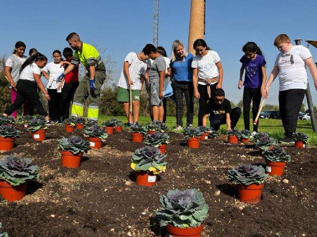 Escolares de CEIP Barriomar 74 apadrinan el jardín de La Molinera con la plantación de arbustos y actividades de concienciación - 3, Foto 3