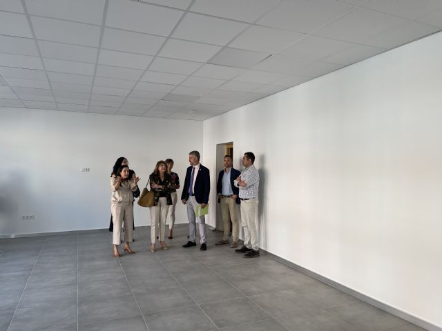 La consejera de Educación visita dos aulas nuevas de Bachillerato de Ciencias en el IES Felipe VI de Yecla - 1, Foto 1