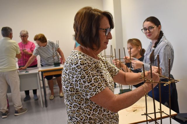 Concluye el curso gratuito Técnicas de base en arte floral urbano - 2, Foto 2