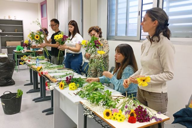 Concluye el curso gratuito Técnicas de base en arte floral urbano - 3, Foto 3