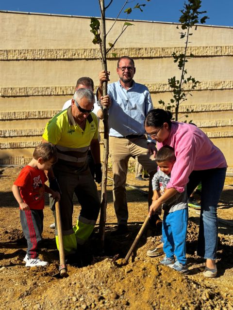 El Plan Foresta contribuye a crear un nuevo bosque urbano en Algezares en una actividad colectiva con los vecinos de la pedanía - 3, Foto 3