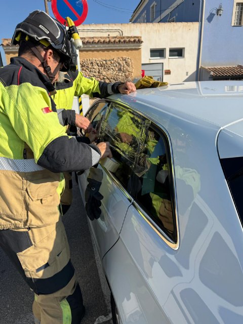 Bomberos rescatan a una niña que quedó encerrada en un vehículo en el parking de un restaurante en Archena - 1, Foto 1