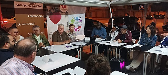 Representantes de consulados y organizaciones sociales debaten sobre la inmigración en el encuentro organizado ayer en el Kebab de Torre Pacheco asaltado el pasado mes de julio - 1, Foto 1
