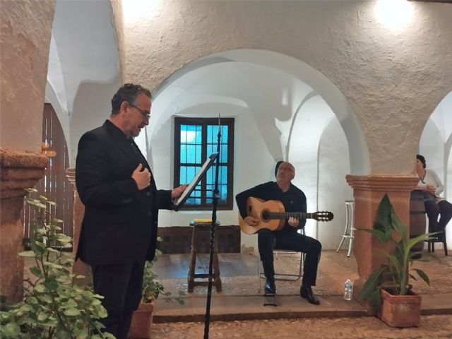 El poeta Luis Díaz-Cacho triunfa en la Ruta de los Patios infante&ntilde;a en una noche de 'Poesía y vino' con bises incluidos - 3, Foto 3