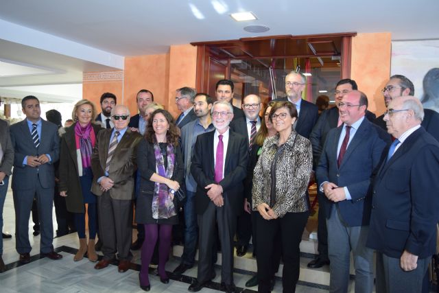 Diputados y exdiputados del Partido Popular arropan a Francisco Celdrán en el descubrimiento de su retrato oficial en la Asamblea Regional - 1, Foto 1
