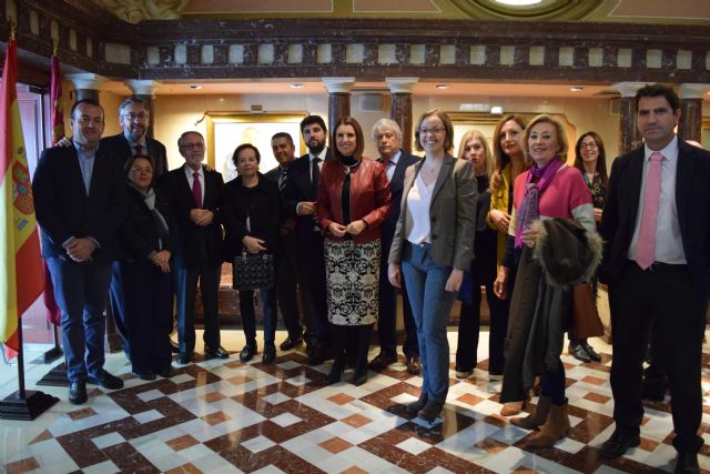Diputados y exdiputados del Partido Popular arropan a Francisco Celdrán en el descubrimiento de su retrato oficial en la Asamblea Regional - 2, Foto 2