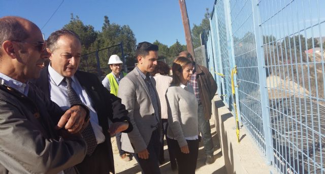El Concejal de Educación y la Directora de Centros visitan las obras de estabilización del talud del IES Pedro Guillén - 1, Foto 1