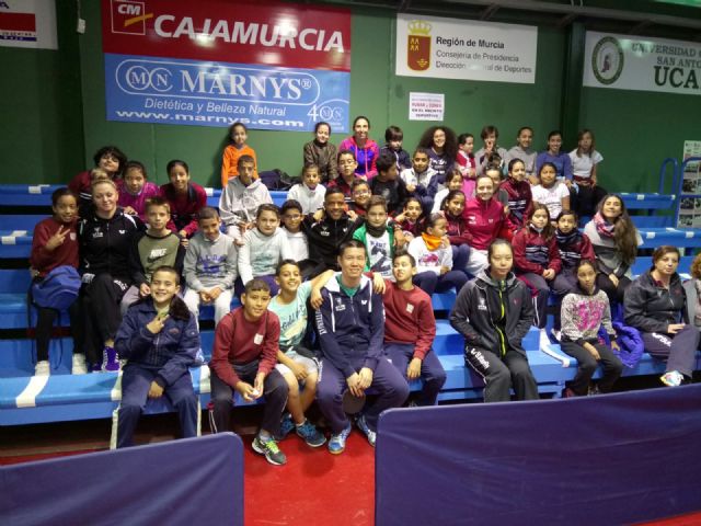 Alumnos del colegio Cuatro Santos conocen y practican tenis de mesa con el UCAM Cartagena - 1, Foto 1