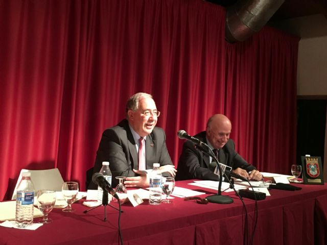 El Rector de la Universidad de Lleida, y Premio Nacional de Historia, Roberto Fernández Díaz advierte en San Javier del peligro de convertir el patriotismo local en un nacionalismo cantonal - 1, Foto 1