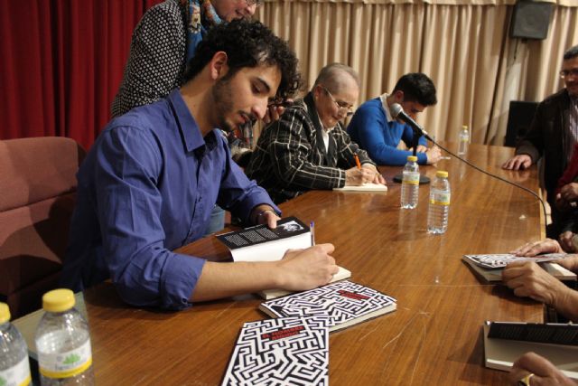 El hombre rígido narra la enfermedad rara vivida en el seno de una familia lumbrerense - 2, Foto 2