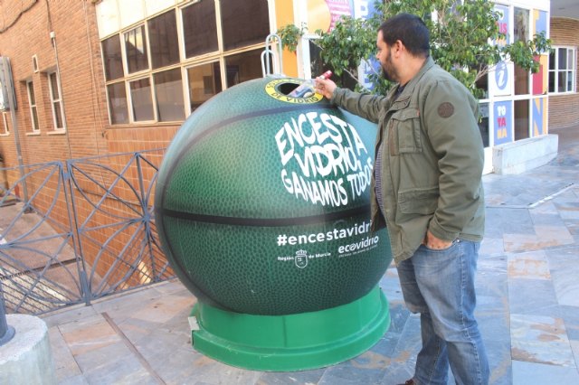 Se colocan, desde hoy y hasta este domingo, 5 iglús con forma de pelota de baloncesto en diferentes puntos del casco urbano para participar en el reto de la campaña de fomento del reciclaje de vidrio - 1, Foto 1