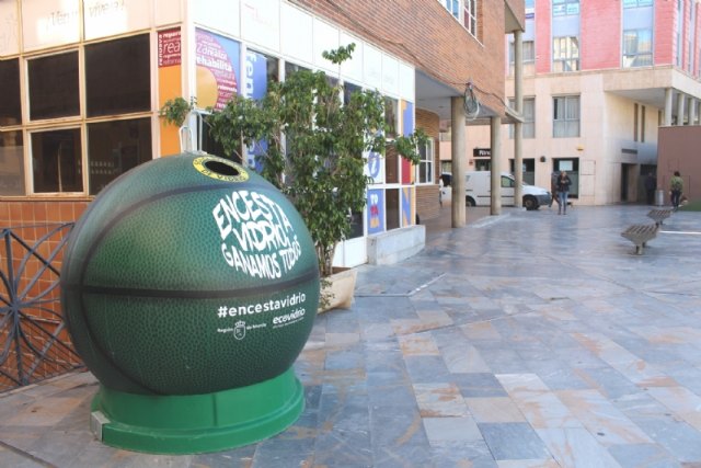 Se colocan, desde hoy y hasta este domingo, 5 iglús con forma de pelota de baloncesto en diferentes puntos del casco urbano para participar en el reto de la campaña de fomento del reciclaje de vidrio, Foto 2