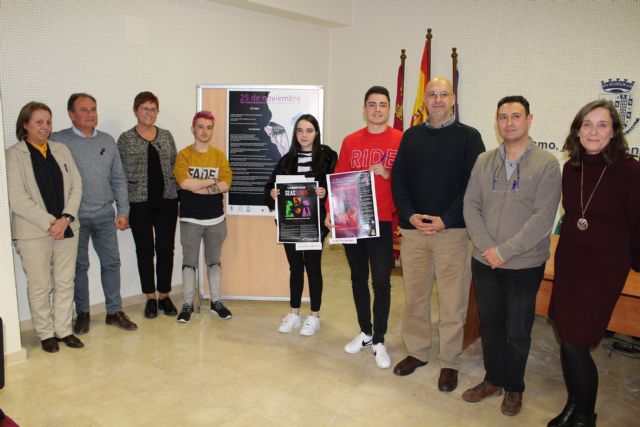 Los ganadores del concurso de carteles y vídeos sobre el 25N reciben sus premios - 1, Foto 1