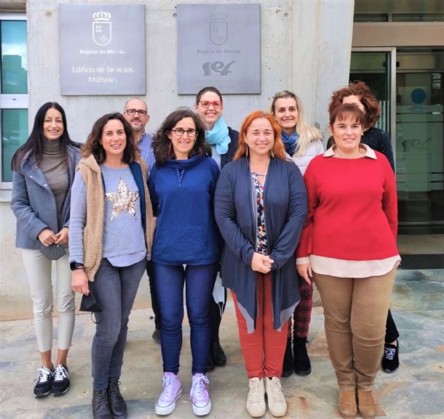 La magistrada del juzgado de Violencia de Género Fátima Saura, la sección de orientación del SEF y el IES Juan Sebastián Elcano, distinciones 25N - 2, Foto 2