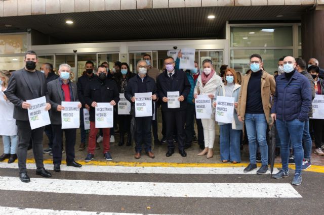 Concentración en el hospital del Noroeste para protestar por la falta de médicos - 1, Foto 1