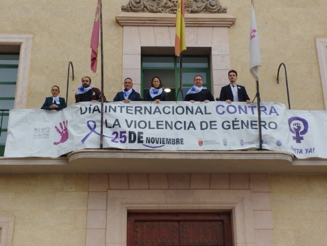 Arrancan las actividades organizadas desde la Concejalía de Igualdad con motivo del 25-N con la colocación de la pancarta conmemorativa, Foto 1