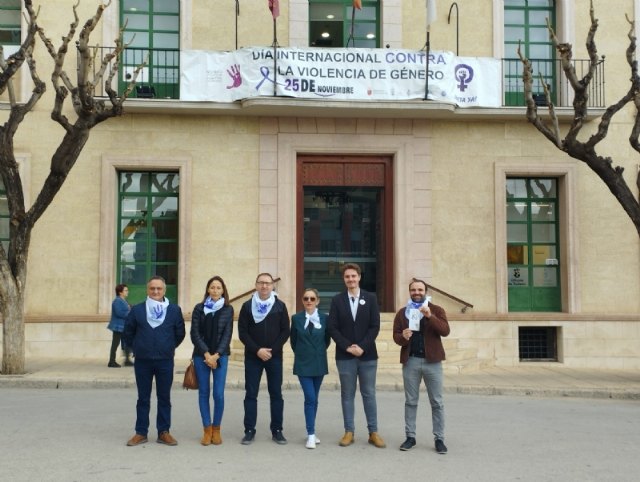 Arrancan las actividades organizadas desde la Concejalía de Igualdad con motivo del 25-N con la colocación de la pancarta conmemorativa, Foto 2