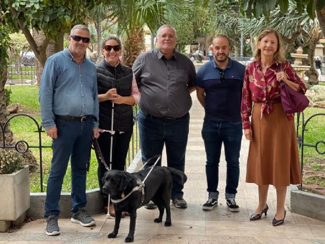 El Ayuntamiento pone en marcha un recorrido turístico para personas con discapacidad visual mediante códigos Navilens - 2, Foto 2
