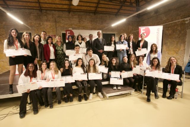 El torneo de Debate Económico y concurso de Videos de Educación Financiera organizado por el Colegio de Economistas lo han ganado el IES Floridablanca y el CES Samaniego, respectivamente - 1, Foto 1