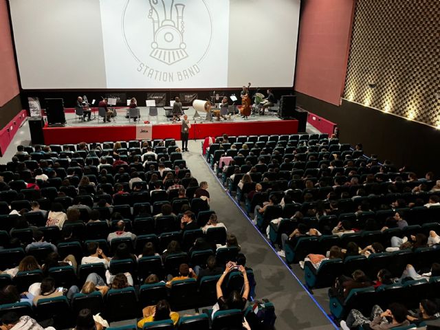 Cerca de 400 escolares conocen el cine mudo con banda sonora en directo en la Filmoteca regional Francisco Rabal - 1, Foto 1