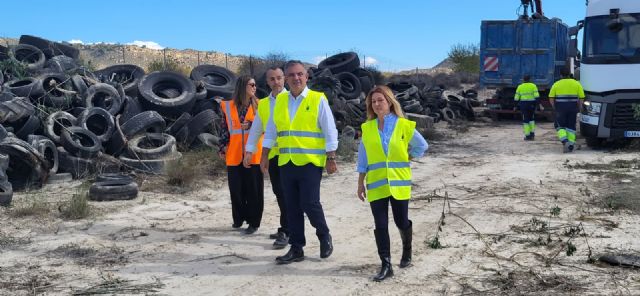 La Comunidad inicia la retirada de 941 toneladas de neumáticos y residuos para recuperar el paraje natural de La Llana, en Campos del Río - 1, Foto 1