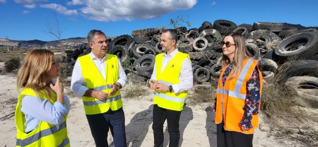 La Comunidad inicia la retirada de 941 toneladas de neumáticos y residuos para recuperar el paraje natural de La Llana, en Campos del Río - 2, Foto 2