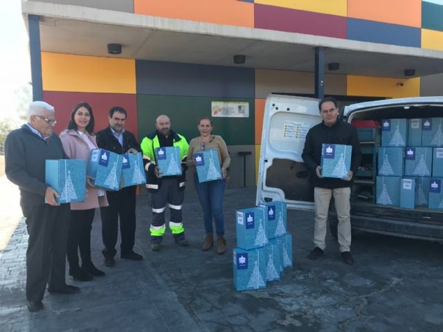 Aguas de Lorca entrega a Apandis 77 lotes navideños para conmemorar estas fechas como muestra de su compromiso social - 1, Foto 1