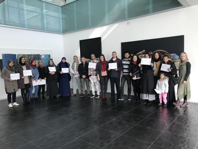 Entrega de diplomas a los participantes en el taller de reparación de calzado - 1, Foto 1