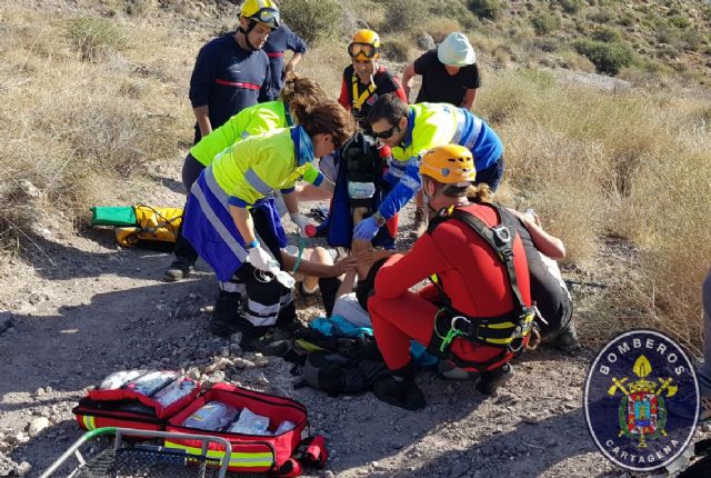 Bomberos socorrieron a dos personas que tuvieron que ser trasladadas al hospital en helicoptero - 1, Foto 1