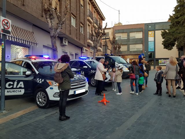 La Polica Local se acerca a los vecinos en el da de su patrn, Foto 1