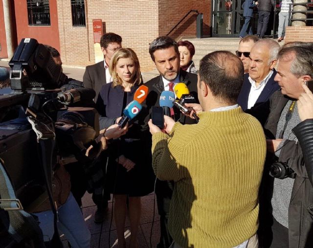 López Pagán: La corrupción y el despilfarro de los gobiernos del PP han llevado a la Región a la ruina - 2, Foto 2