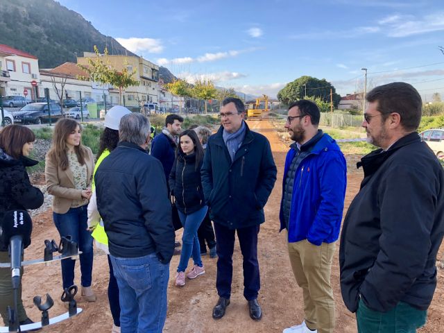 Comienzan a plantar los 1.800 árboles de 25 especies diferentes que llenarán de vida la Vía Verde - 3, Foto 3