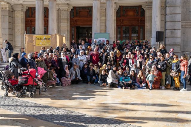 Cientos de migrantes escuchan el manifiesto del Consistorio de compromiso con esta realidad social - 1, Foto 1